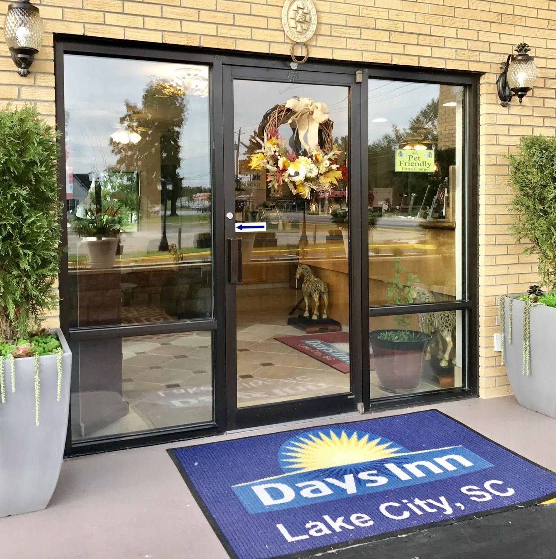 湖城戴斯酒店 莱克城 外观 照片